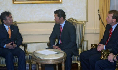Nicanor Duarte meets Neil Bush, younger brother of US President George W. Bush, and South Korean Hyun Jin Moon